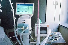 Девушка, которую изрезали ножом в подъезде дома, находится в коме