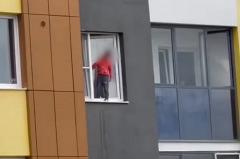 Екатеринбуржцы заметили в окне многоэтажного дома ребёнка, стоящего на карнизе