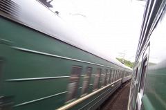 Вагоны грузового поезда сошли с рельсов в Белоярском