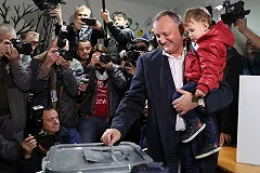 С резиденции нового президента Молдавии Игоря Додона сняли флаг ЕС