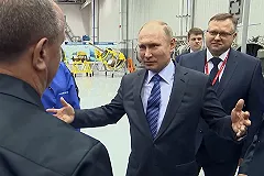 Путин предложил рабочему расцеловать его вместо награды