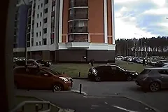 В Академическом мужчина поднял выпавший у девочки телефон и забрал себе