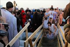 Врач дал советы по безопасному купанию в проруби на Крещение