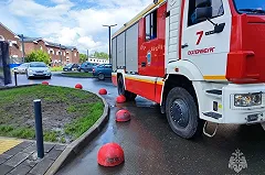 В Екатеринбурге строитель тушил пожар через дверной глазок, спасая мать с ребенком