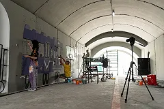 Участники фестиваля «Стенограффия» показали, как идет ремонт «Стены Цоя» на Плотинке