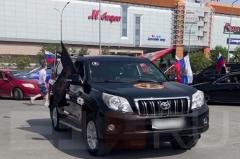 По Екатеринбургу устроили автопробег под флагами ЧВК «Вагнер»