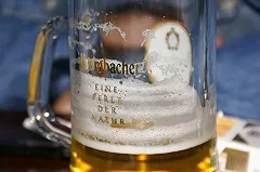 Посетителя кафе в Екатеринбурге избили, ограбили и бросили в лесу под Шувакишем