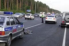 Водитель элитного внедорожника насмерть сбил мужчину, перебегавшего Россельбан