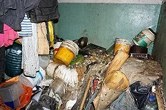 Приставы вскрыли квартиру пенсионерки, из-за которой подъезд жил без газа