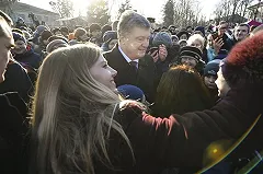 Порошенко сорвал шапку с девушки во время поездки в Запорожье