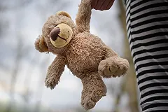 УФАС возбудило дело на застройщика за рекламу с непристойным жестом ребенка