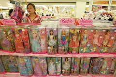 Куклу Барби впервые за полвека оставили без каблуков