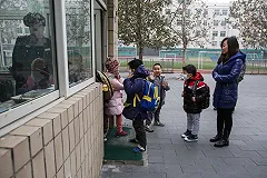 С Нового года китайским семьям официально разрешили иметь двух детей