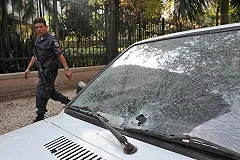 В центре Екатеринбурга автомобилю прострелили лобовое стекло