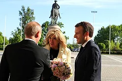 После «оскорбительного» букета Меркель Путин очаровал цветами жену Макрона