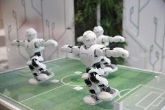 Сбербанк устроил на «Иннопроме» танцевальный баттл человека и робота