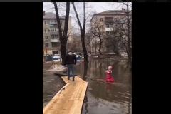 Варламов раскритиковал Екатеринбург за «сплавы» детей на плотах по лужам
