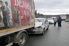 На свердловской трассе водителя Renault убило отлетевшим от грузовика крылом
