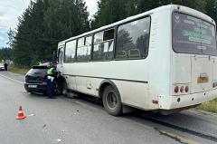 Пострадали 9 человек: на свердловской трассе пассажирский автобус столкнулся с иномаркой