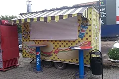 В Каменск-Уральском судебные приставы закрыли трейлер с шаурмой