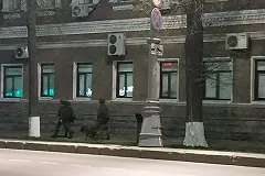 В ЦВО пояснили специальность «зеленых человечков» с металлоискателем и собакой