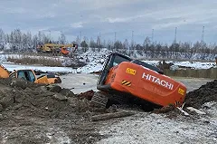 В Екатеринбурге утонули два экскаватора