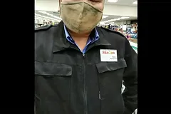 Шарф вместо маски: екатеринбуржца не пустила охрана в продуктовый магазин