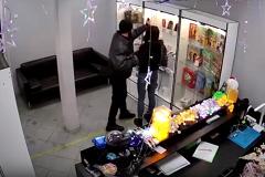 Мужчина ограбил магазин, угрожая продавцу вешалкой — видео