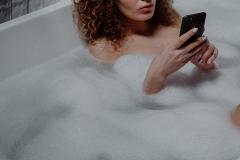 В Новосибирске девушка погибла от удара током, взяв с собой смартфон в ванную