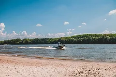 В очень тяжёлом состоянии: на Урале катер сбил женщину на сапборде