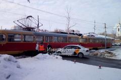 В Екатеринбурге машина такси влетела в трамвай