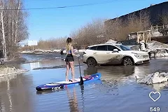 Красотка в купальнике устроила заплыв в гигантской луже на Сортировке