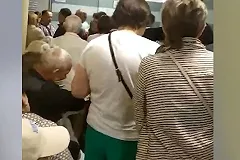 Екатеринбуржцы стоят в огромной очереди в травмпункте