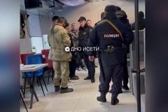 Забрали десятки человек: полиция ворвалась в кафе Екатеринбурга