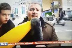 Журналист побил хулигана, пристававшего к нему с надувным бананом