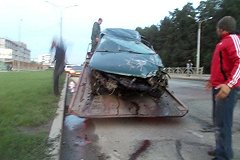 ВАЗ-2114 врезался в скалы на Серовском тракте