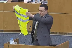 В Госдуме появился желтый жилет: «Вы хотите, как в Париже?»