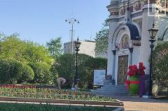 В центре Екатеринбурга заметили голого мужчину возле церкви