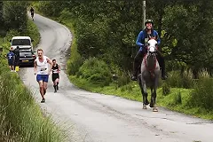 Бегун выиграл 35-километровую гонку у лошади