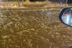 «Воды очень много»: на Уралмаше затопило улицу