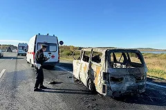 Под Сысертью пять человек, ехавших за границу, едва не сгорели заживо в минивэне