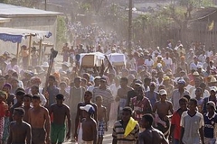 На Мадагаскаре толпа заживо сожгла двух европейцев