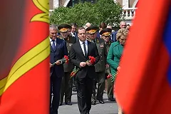 Медведев повысил пособия на детей с 50 рублей до 10 тысяч рублей