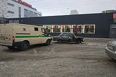 На Радищева столкнулись инкассаторская машина и легковушка