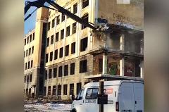 В Екатеринбурге начали разрушать заброшенную больницу в Зеленой Роще