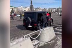 В центре Екатеринбурга неизвестные схватили девушку и затащили в чёрный «Гелик»
