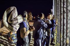 Белый дом разрешил войскам стрелять в мигрантов на границе с Мексикой