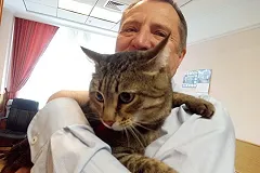 «Любишь котейку, люби и коготейки». Депутат ЗакСО пришел на заседание с котом