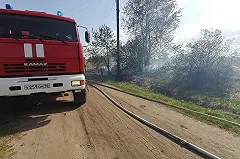 Пожарные исправительной колонии спасли от огня деревню в Камышловском районе