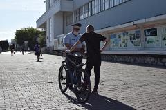 В Екатеринбурге сотрудники полиции проверили, как передвигаются уральцы на велосипедах и самокатах